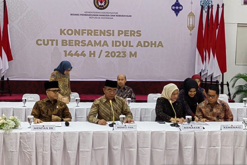 enpan RB Abdullah Azwar Anas (kiri), Menko PMK Muhadjir Effendy (kedua dari kiri), Menaker Ida Fauziyah (kedua dari kanan), dan Dirjen Bimas Islam Kemenag Kamaruddin Amin (kanan) saat konferensi pers cuti bersama Idul Adha di Kantor Kemenko PMK, Jakarta, Kamis (22/6/2023).