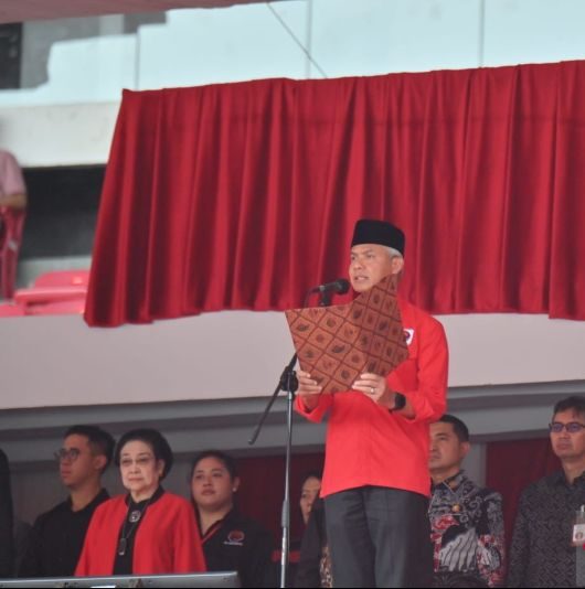 Bakal calon presiden PDI Perjuangan Ganjar Pranowo membacakan naskah "Dedication of Life" dalam Puncak Bulan Bung Karno 2023 di Stadion Utama Gelora Bung Karno, Jakarta, Sabtu (24/6/2023).