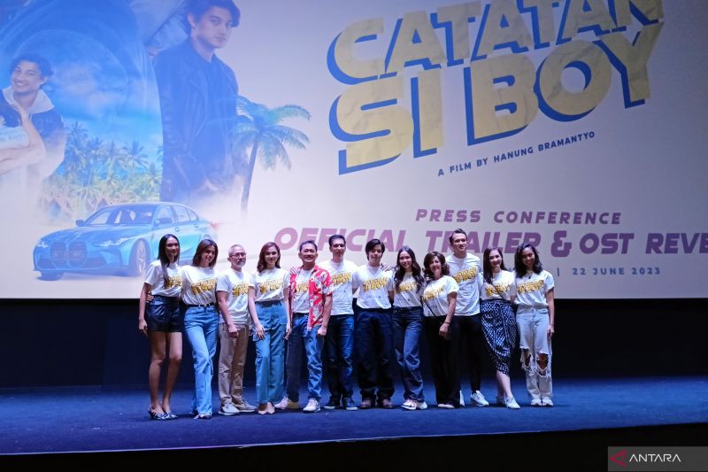 Produser, sutradara, dan pemain film "Catatan Si Boy" dalam acara peluncuran trailer di CGV Grand Indonesia, Jakarta, Kamis (22/6/2023).
