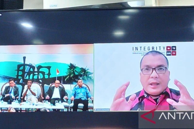 Mantan wamenkumham Denny Indrayana (kanan) melalui sambungan virtual dalam Forum Legislasi dengan tema "Mencermati Putusan MK" di Kompleks Parlemen, Senayan, Jakarta, Selasa (30/5/2023)