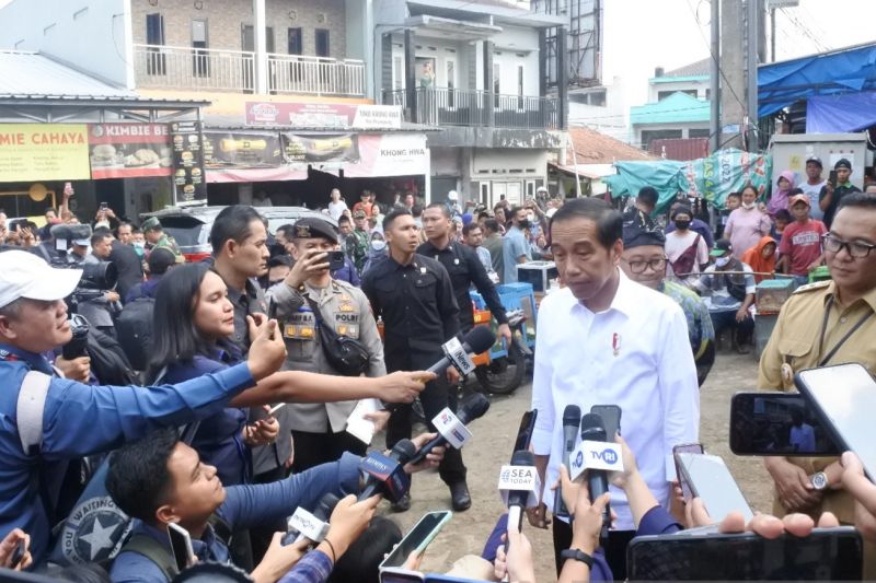 Presiden Joko Widodo (Jokowi) mengatakan penambahan hari libur atau cuti bersama pada Hari Raya Idul Adha 1444 Hijriah/2023 Masehi dilakukan demi mendorong roda ekonomi di tengah masyarakat.