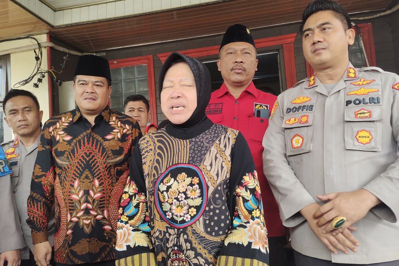 Menteri Sosial (Mensos) Tri Rismaharini saat mengunjungi korban dan ibu korban pelecehan seksual di Kabupaten Lampung Tengah. Provinsi Lampung , Kamis (22/6/2023)