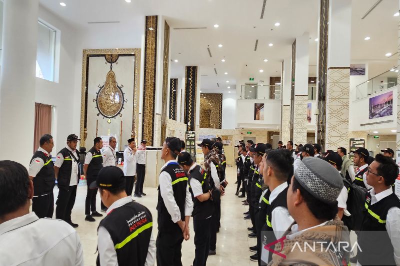 Kepala Daerah Kerja Madinah Zaenal Muttaqin memimpin apel keberangkatan seluruh petugas haji sebelum berangkat ke Mekkah, di Kantor Daker Madinah, Jumat (23/6)