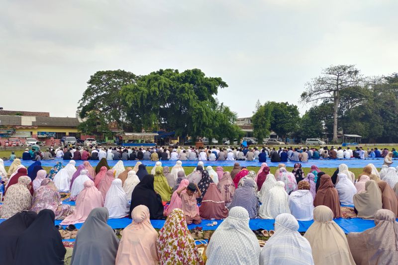 Ratusan warga Kota Bandarlampung di Provinsi Lampung melaksanakan shalat Idul Adha 1444 Hijriah di Lapangan Baruna, Kecamatan Panjang,