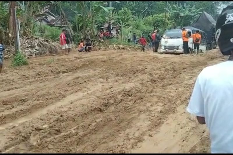 Kondisi jalan utama lintas Barat Sumatera di kecamatan Semaka terputus oleh lumpur