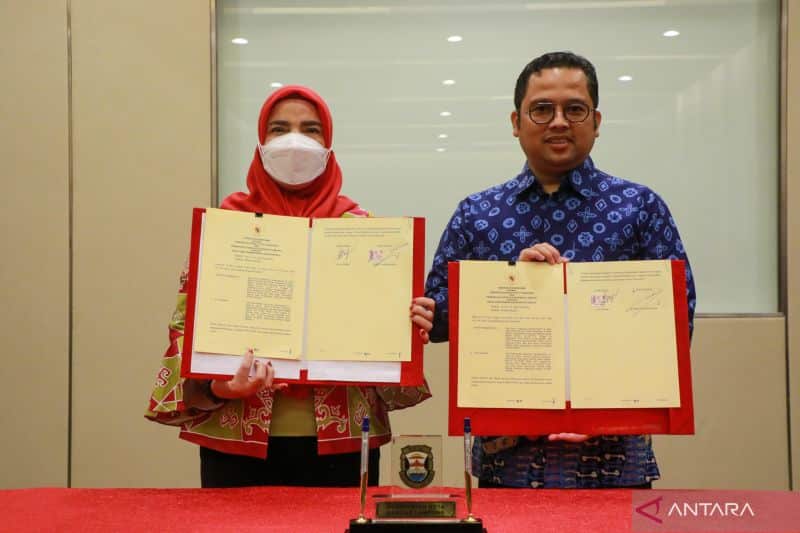 Wali Kota Tangerang Arief Wismansyah bersama Wali Kota Bandar Lampung Eva Dwiana secara langsung menandatangani perjanjian kerja sama. pembangunan antardaerah