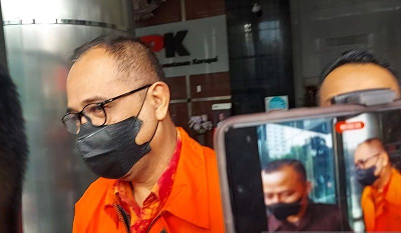 Mantan pejabat Direktorat Jenderal (Ditjen) Pajak Rafael Alun Trisambodo dikawal petugas menuju Rutan KPK usai menjalani pemeriksaan perdana sebagai tersangka kasus dugaan penerimaan gratifikasi di Gedung Merah Putih KPK, Jakarta Selatan, Senin (10/4/2023)
