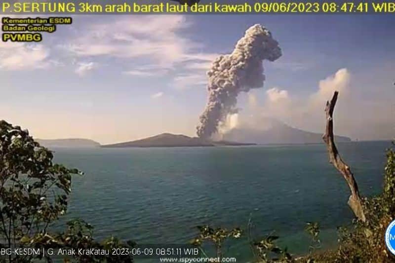PVMBG merekam aktivitas erupsi berupa semburan abu setinggi tiga kilometer yang keluar dari kawah Gunung Anak Krakatau di Lampung Selatan, Provinsi Lampung, Jumat (9/6/2023).
