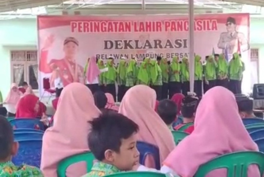 Pada Minggu (4/6/2023), beberapa foto deklarasi Relawan Ganjar Pranowo sebagai Bakal Calon Presiden RI di Sekolah Islam Terpadu Insan Taqwa yang melibatkan siswa SD diunggah oleh akun Twitter @PartaiSocmed hal ini pun menjadi viral.