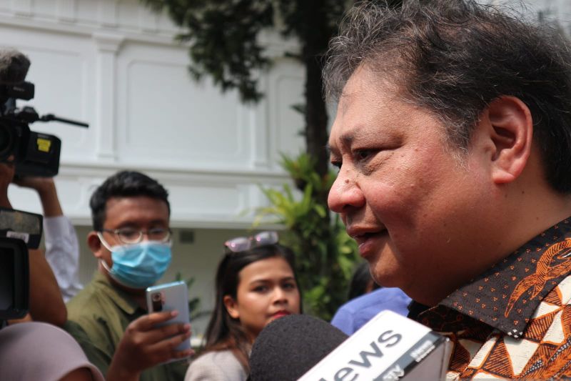 Ketua Umum Partai Golkar Airlangga Hartarto memberikan keterangan kepada wartawan di Istana Kepresidenan, Jakarta, Senin (5/6/2023)
