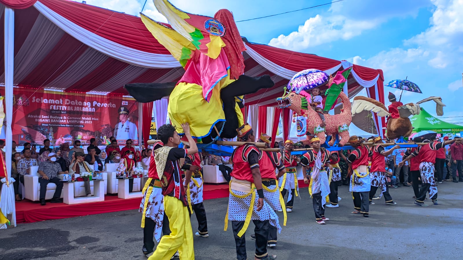 Ribuan warga Bandar Lampung antusias mengikuti Festival Mobil Hias dan Parade Budaya Nusantara dalam rangka HUT Kota Bandar Lampung ke-341