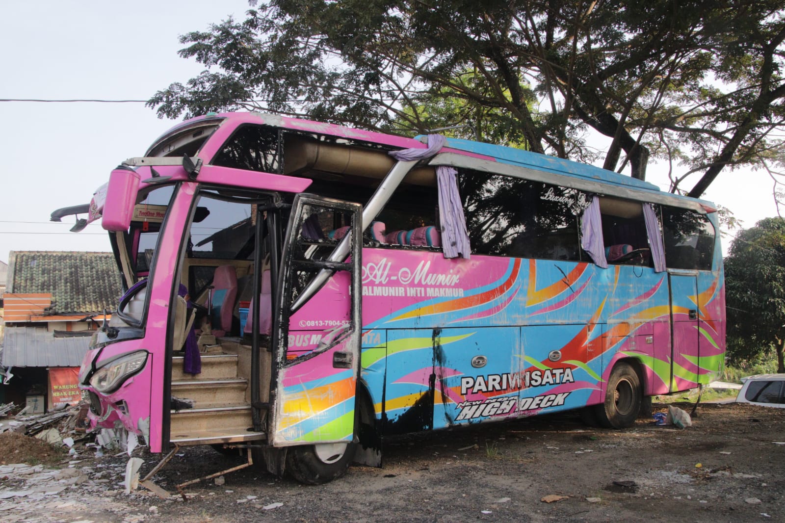 Dua orang meninggal dunia dalam kecelakaan lalulintas yang melibatkan kendaraan bus dan minibus di Kabupaten Pringsewu, pada Rabu (28/6/2023).