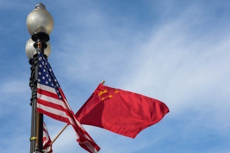 Dua bendera, Amerika Serikat (AS) dan China, berkibar bersama di sebuah tiang. Menlu China Qin Gang menyatakan stabilitas hubungan China-AS merupakan hal yang menentukan bagi masa depan dunia.