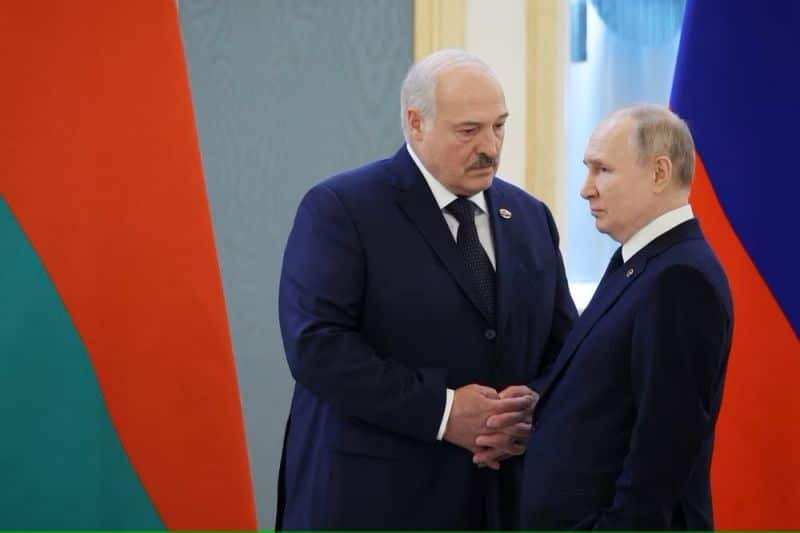 Presiden Rusia Vladimir Putin pada Jumat (9/6) mengatakan bahwa pengerahan senjata taktis nuklir di Belarus akan dimulai pada Juli.