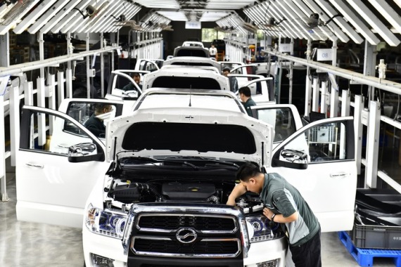 Para staf bekerja di sebuah lini perakitan di pabrik mobil ZXAUTO di Zona Pengembangan Industri Teknologi Tinggi Rizhao di Kota Rizhao, Provinsi Shandong, China timur, pada 29 Juni 2023. (Xinhua/Guo Xulei)