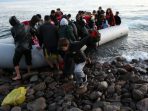 Foto yang diabadikan pada 2 Maret 2020 ini memperlihatkan para pengungsi dan migran yang turun dari perahu setelah tiba di Skala Sikaminias yang terletak di Pulau Lesvos, Yunani. (Xinhua)