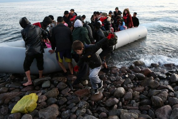 Foto yang diabadikan pada 2 Maret 2020 ini memperlihatkan para pengungsi dan migran yang turun dari perahu setelah tiba di Skala Sikaminias yang terletak di Pulau Lesvos, Yunani. (Xinhua)
