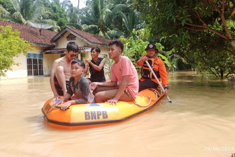 Badan Nasional Penanggulangan Bencana (BNPB) melaporkan sebanyak 5.008 warga terdampak banjir yang terjadi di Kabupaten Tanggamus, Provinsi Lampung.