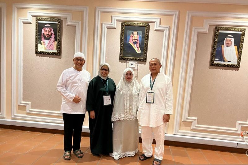 Ketua DPP PDI Perjuangan Puan Maharani (kedua kanan) bertemu dengan bakal calon presiden usungan Koalisi Perubahan untuk Persatuan (KPP) Anies Baswedan (kiri) di Guest House di Mina, Saudi Arabia.