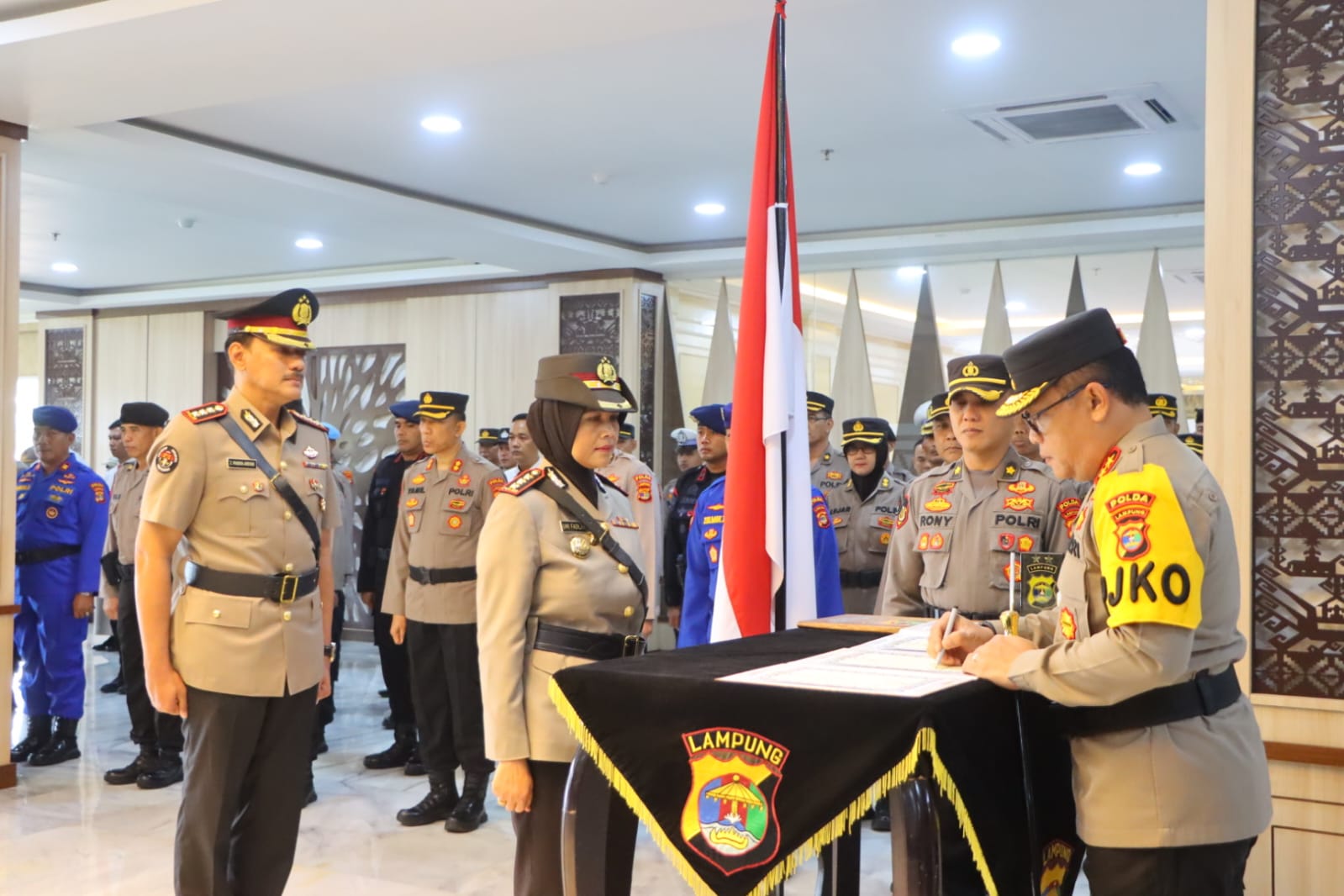 Kapolda Lampung, Irjen Pol Helmy Santika memimpin upacara serahterima jabatan Kabid Humas di Gedung Presisi Polda Lampung, pada Selasa (18/7/2023).