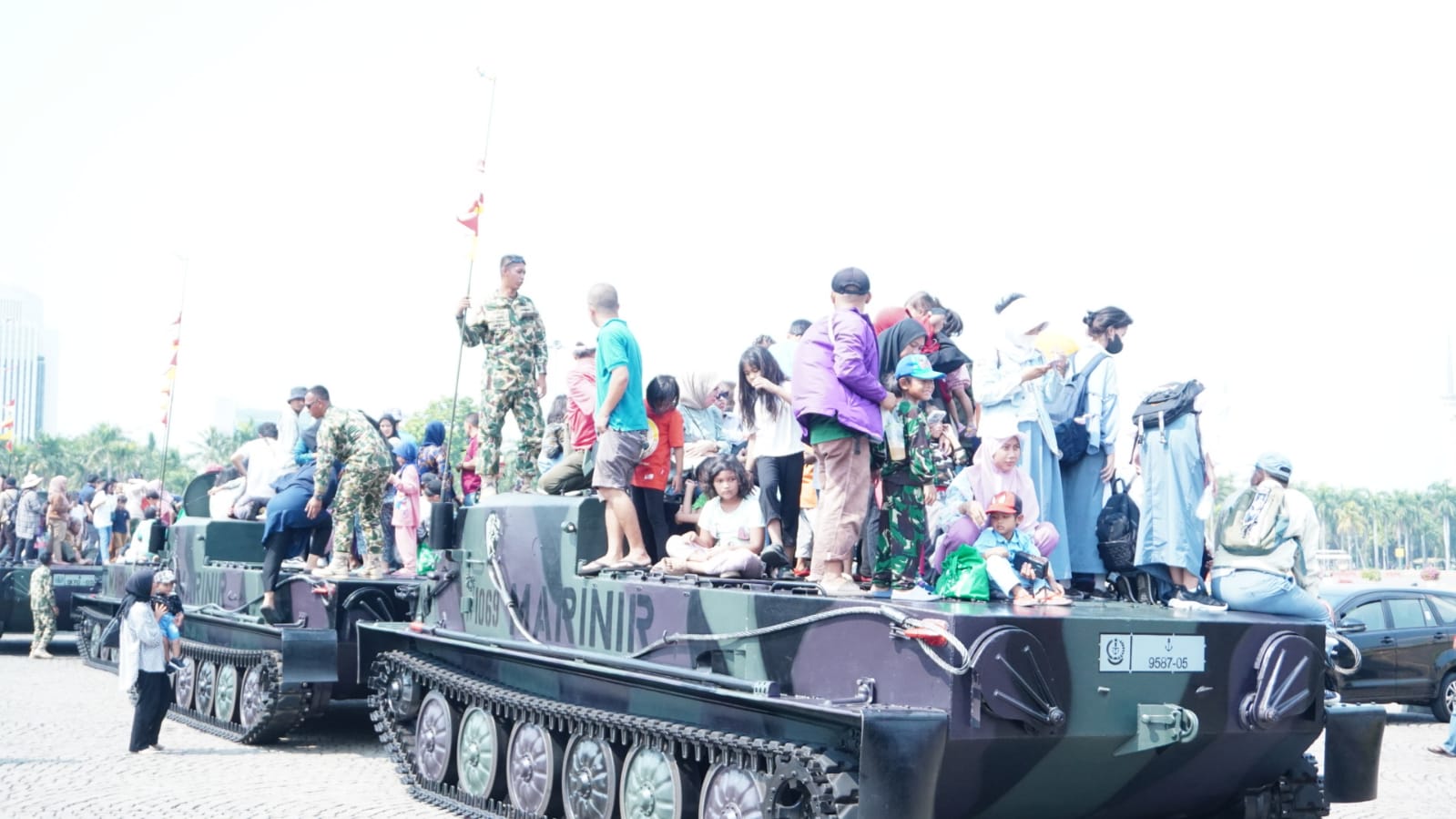 Parade Pasukan Dan Alutsista Disambut Meriah Warga Jakarta