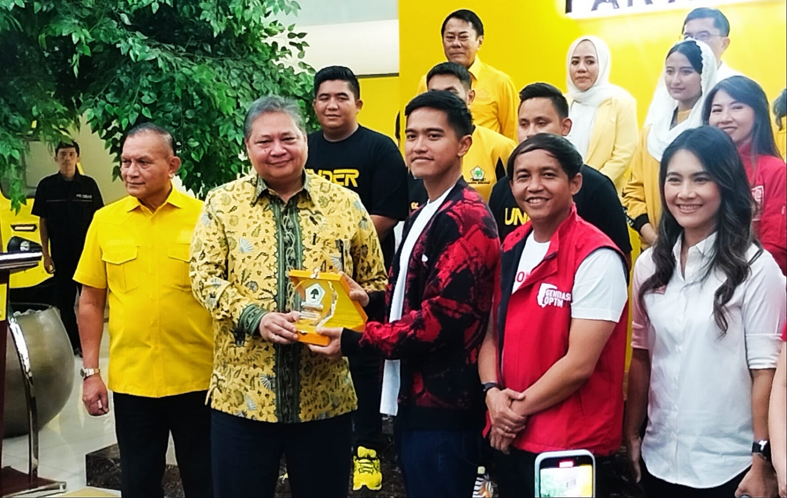 Ketua Umum Partai Golkar, Airlangga Hartarto dan Ketua Umum Partai PSI, Kaesang Pangarep di kantor DPP Golkar, Jakarta Barat (Ilham).