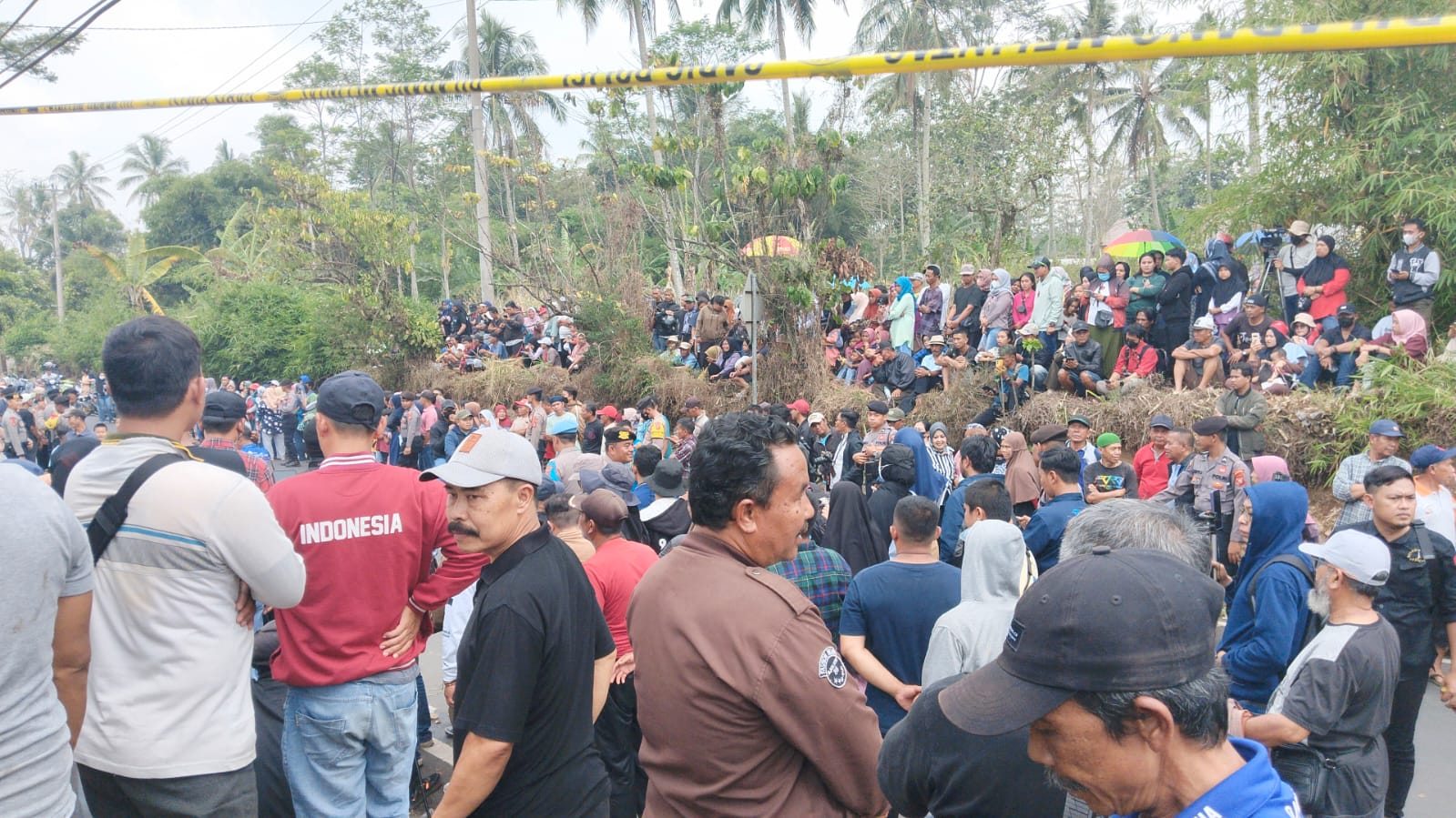 Ratusan massa penuhi lokasi olah TKP kasus pembunuhan di Subang pada Selasa (23/10/2023)