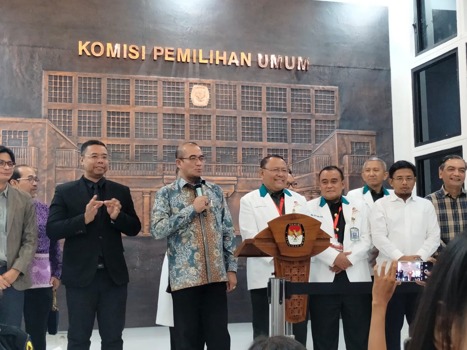 Ketua KPU RI, Hasyim Asy'ari (Baju Batik) dan Ketua RSPAD Gatot Subroto, Albertus Budi Sulistya (Baju Putih Dekat Mimbar) saat Konferensi Pers di Kantor KPU RI, Jakarta, pada Jum'at (27/10/2023).