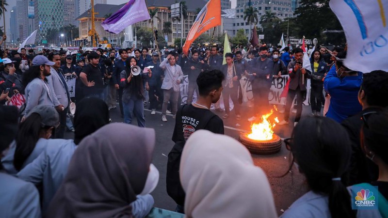 Aksi BEM SI di Patung Kuda, Jakarta Pusat memanas.