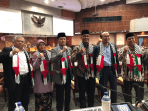 Anggota F-PKS DPR RI prakarsai penggunaan syal Palestina saat Sidang Paripurna DPR RI di kompleks Parlemen, Senayan, Jakarta, Senin (11/12).