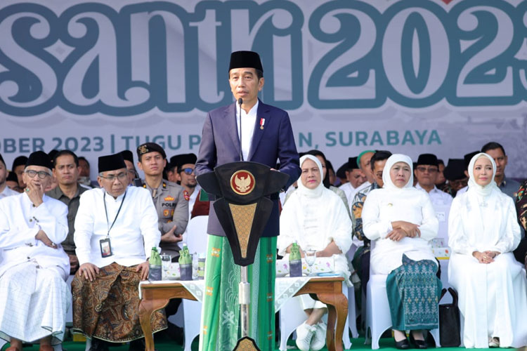 Presiden RI Joko Widodo menghadiri acara hari santri di Tugu Pahlawan, Surabaya, Minggu (23/10/2023).