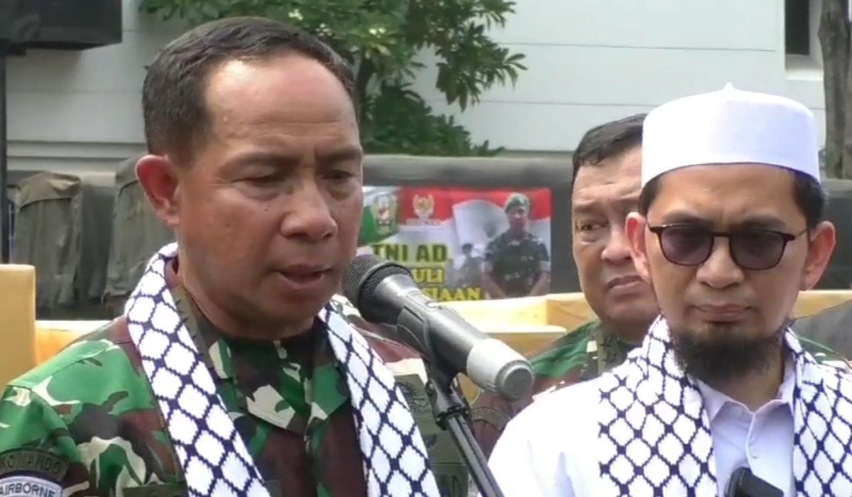 Ustaz Adi Hidayat dan KSAD salurkan bantuan untuk Palestina