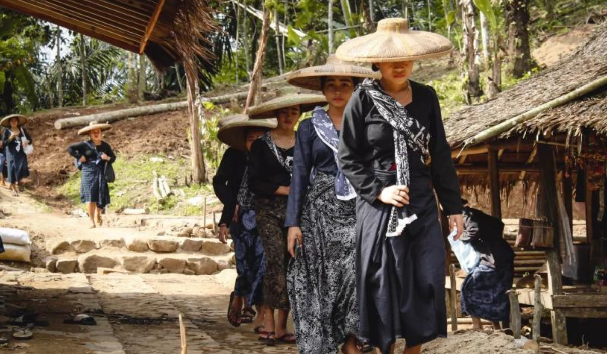 10 Suku Primitif di Indonesia dengan Beragam Budaya