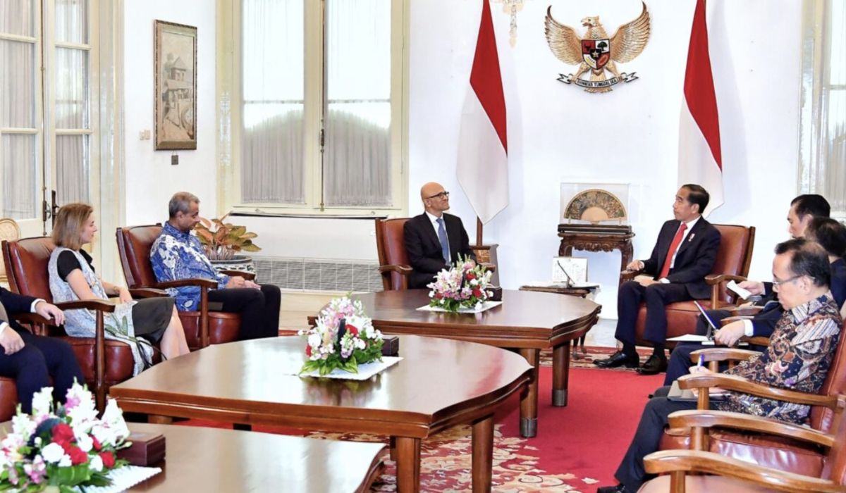 Presiden Joko Widodo menerima delegasi Microsoft di Istana Merdeka, Jakarta Pusat, Selasa (30/04/2024)