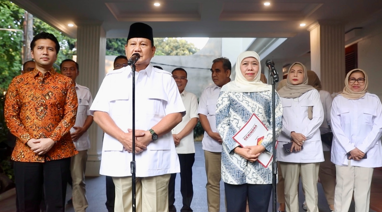 Ketua Umum Gerindra sekaligus Capres terpilih, Prabowo Subianto bersama Khofifah Indar Parawansa saat konferensi pers di Jakarta Selatan, pada Jum'at (07/06/2024).