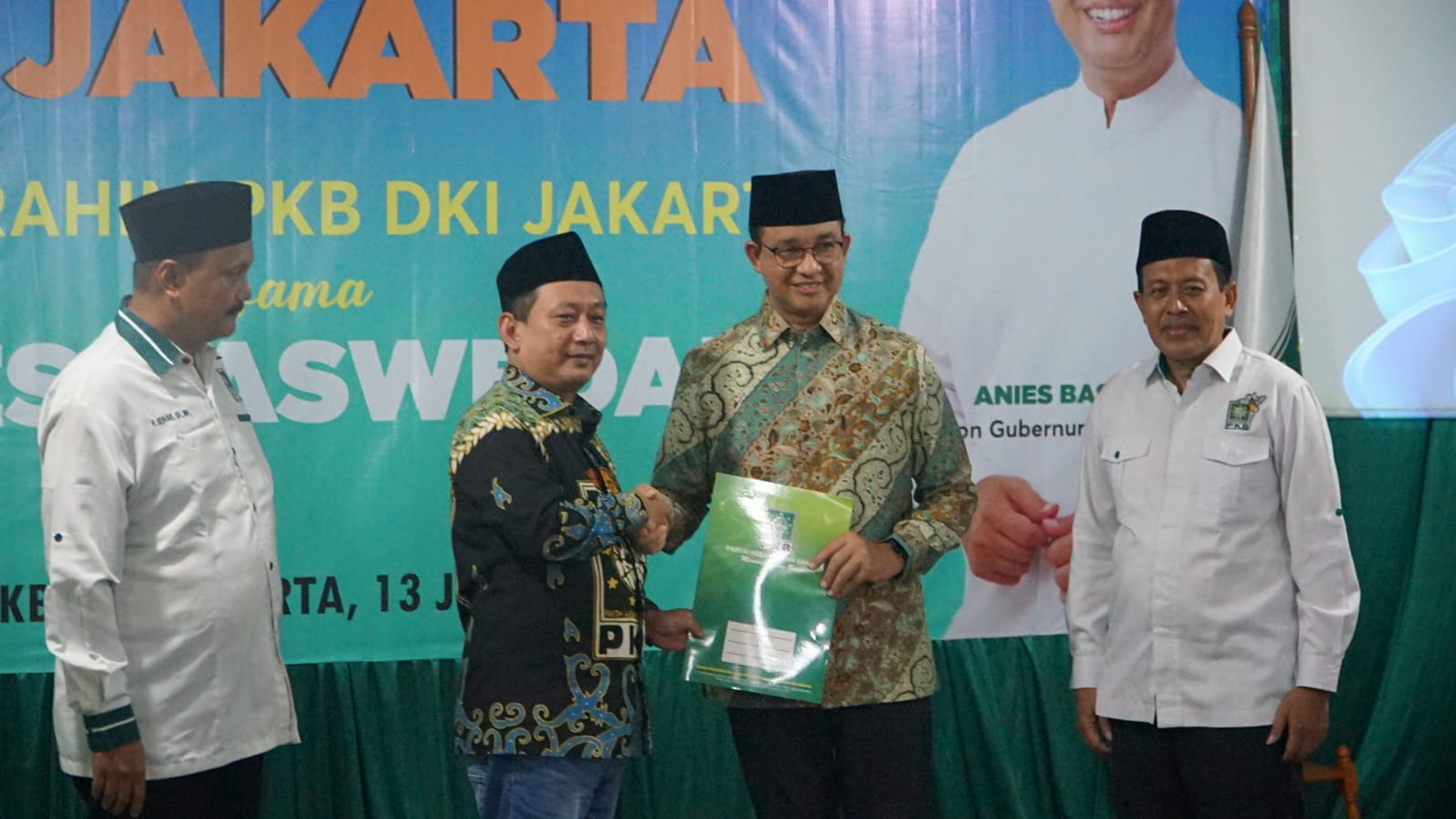 Anies Rasyid Baswedan saat menerima surat rekomendasi dukungan dari DPW PKB DKI Jakarta, pada Kamis (13/06/2024).