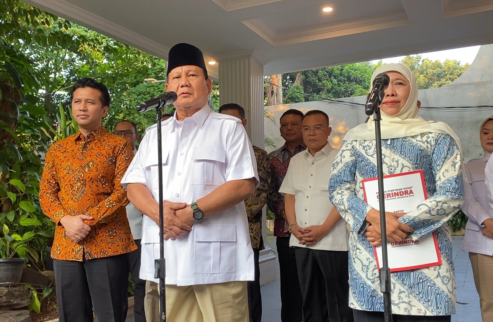 Ketua Umum Gerindra, Prabowo Subianto bersama Khofifah dan Emil