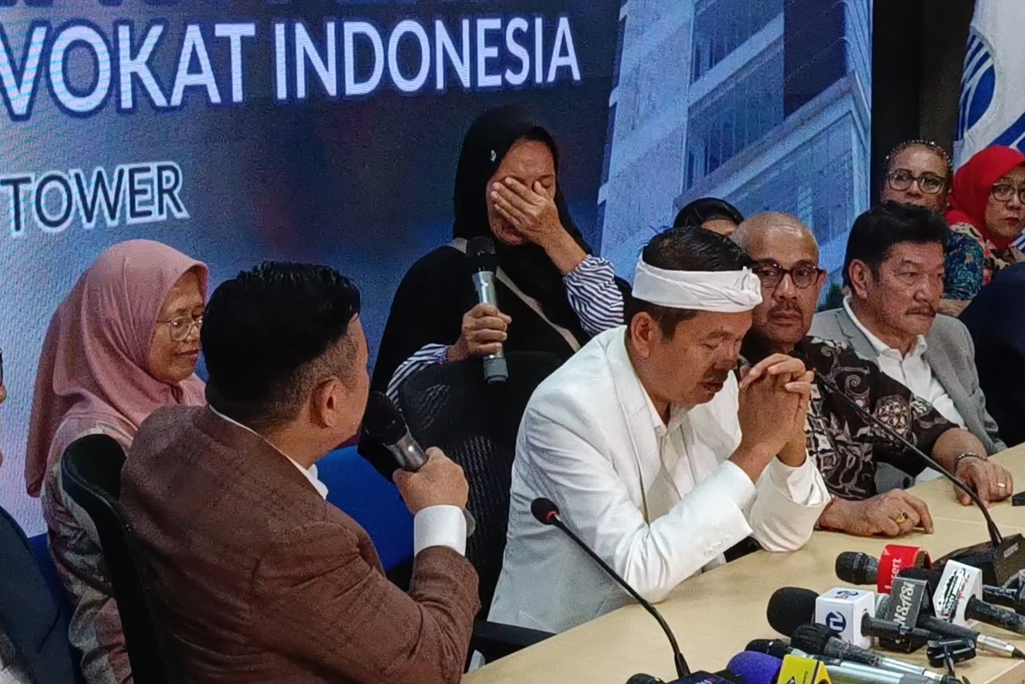 Ibunda terpidana Hadi Saputra, Tumainah saat bercerita ke Ketua Peradi, Otto Hasibuan di Peradi Tower, Jakarta Timur, pada Senin (10/06/2024).