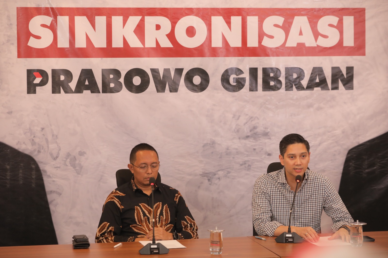 Anggota Tim Bidang Komunikasi Prabowo-Gibran, Hasan Nasbi dan Anggota Gugus Tugas Sinkronisasi Prabowo-Gibran, Budisatrio Djiwandono saat konferensi pers di Medcem Prabowo-Gibran, Jakarta, pada Jum'at (19/07/2024). (Ilham).