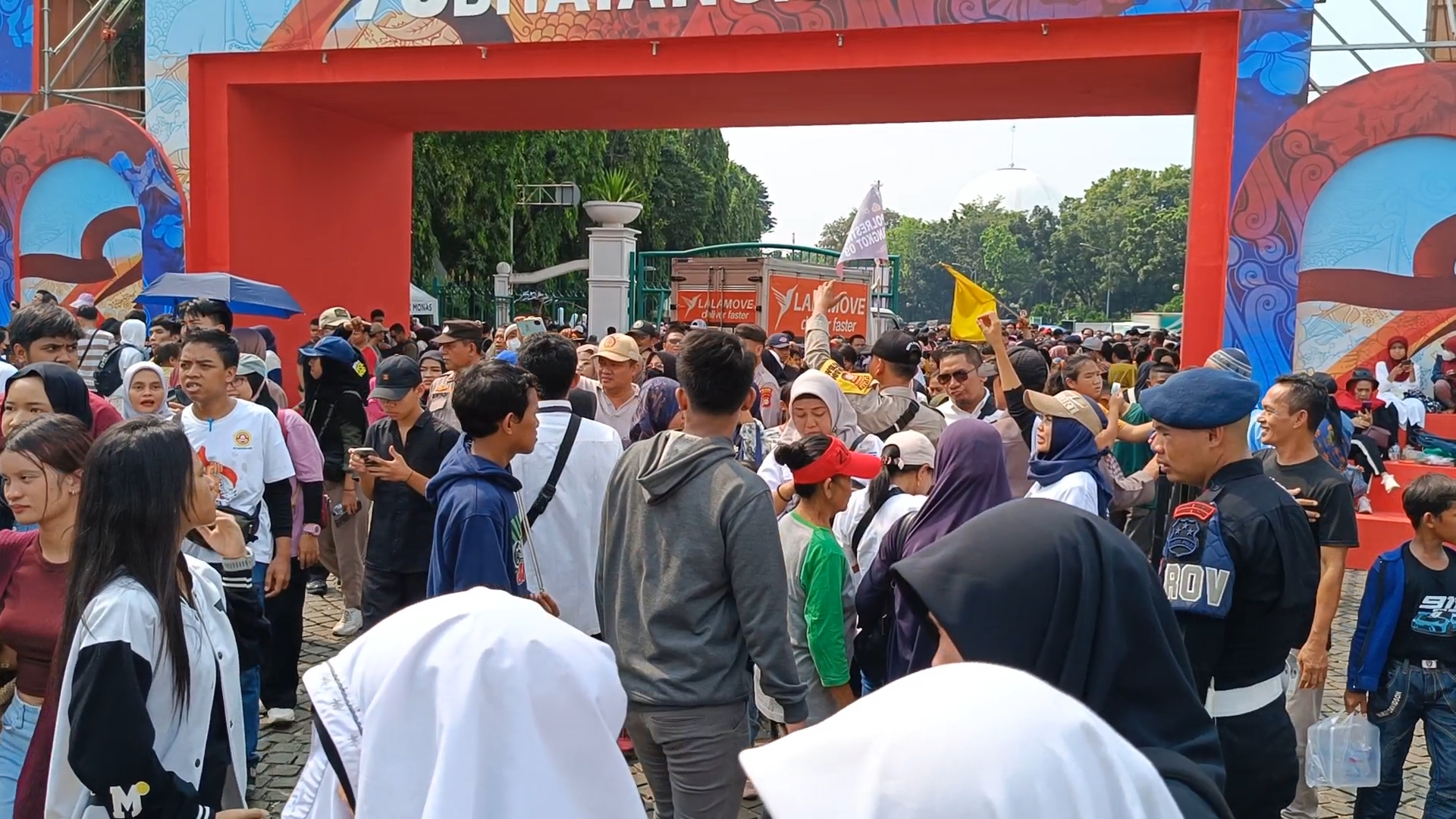 Suasana pintu masuk Monas, Jakarta Pusat, pada Senin (01/07/2024). (Ilham)