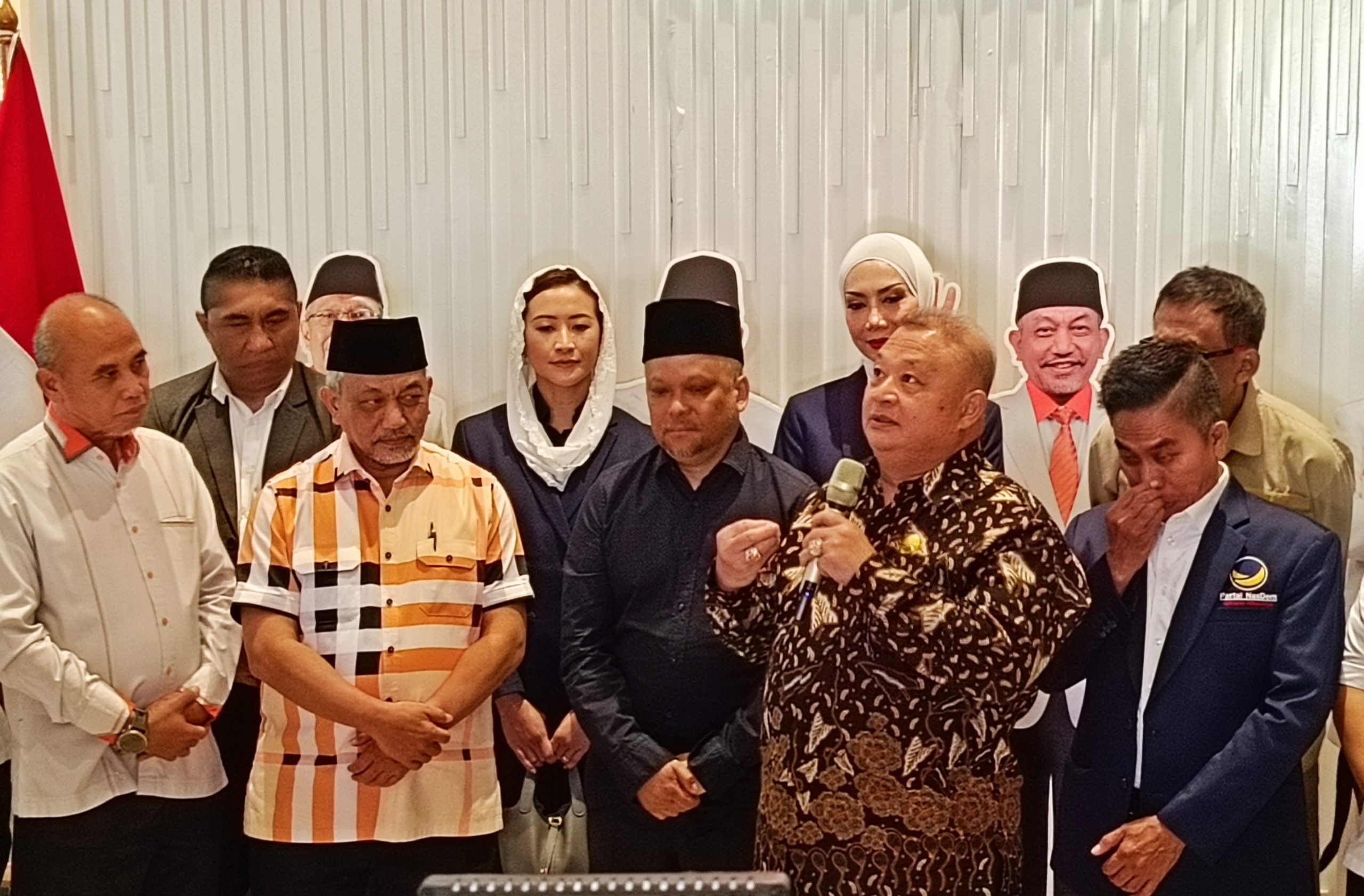 Presiden PKS, Ahmad Syaikhu bersama Sekjen Nasdem, Hermawi Taslim dan Ilham Akbar Habibie saat konferensi pers di DPP PKS, Jakarta Selatan, pada Kamis (18/07/2024). (Ilham)