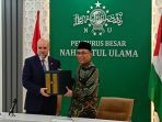 Ketua PBNU, Yahya Cholil Staquf bersama Penasihat Presiden Palestina, Mahmoud Al Habbash di kantor PBNU, Jakarta Pusat, pada Kamis (08/08/2024).